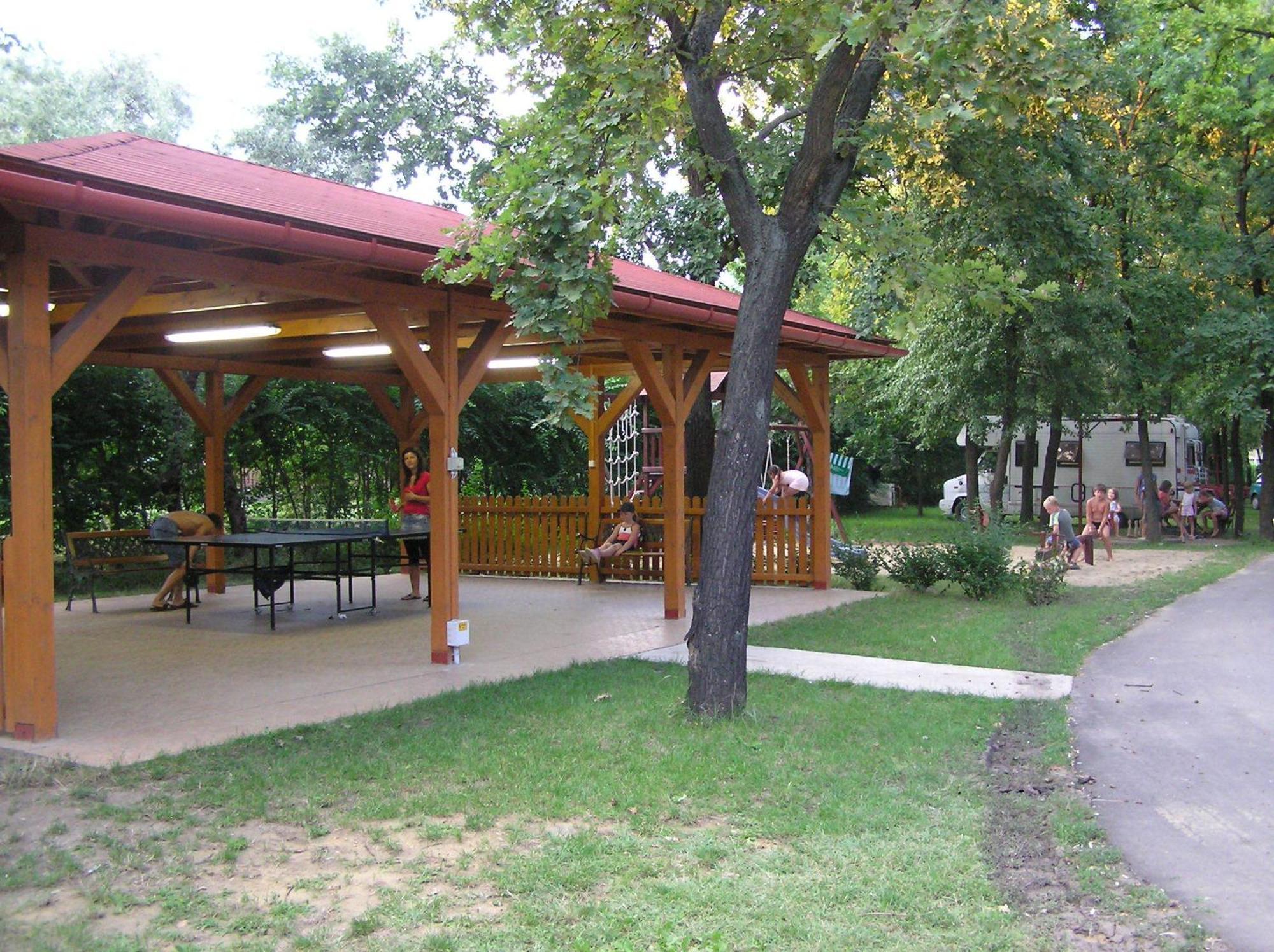 Arnyas Thermal Camping Es Ueduelopark Puspokladany Ngoại thất bức ảnh