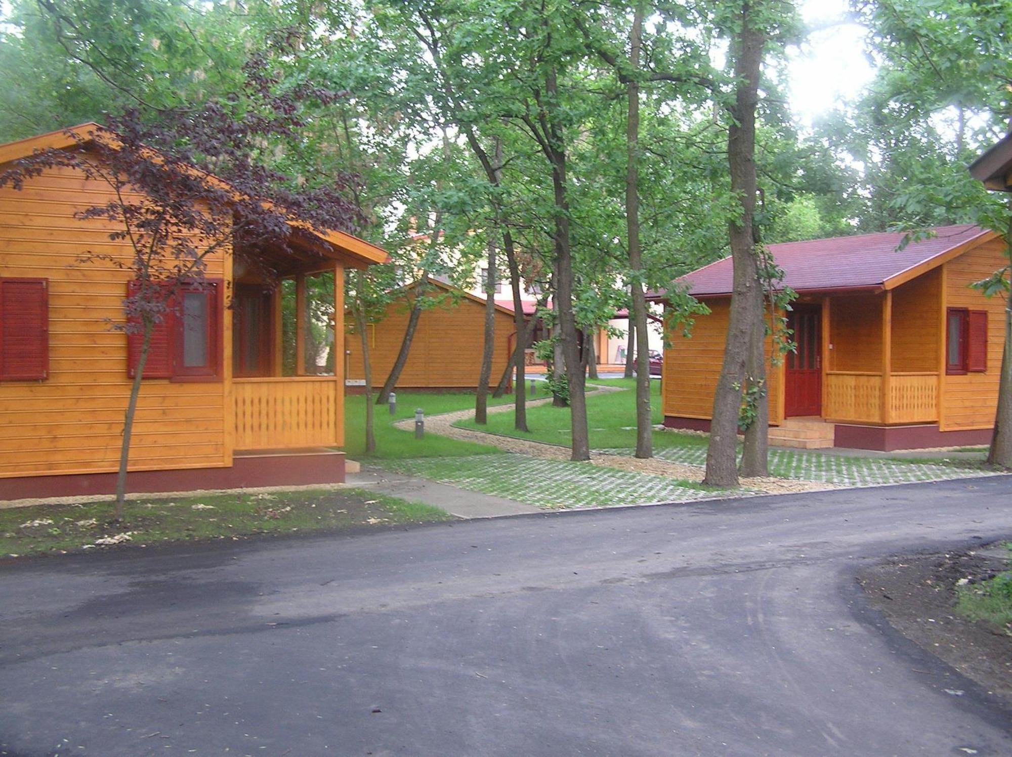 Arnyas Thermal Camping Es Ueduelopark Puspokladany Ngoại thất bức ảnh
